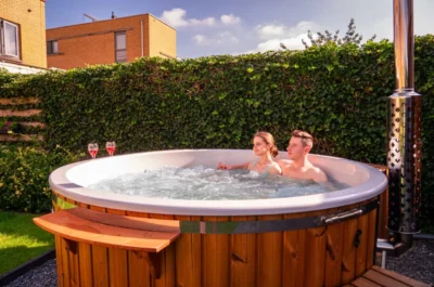 Houtgestookte hottub in de tuin Houtgestookte hottub in de tuin