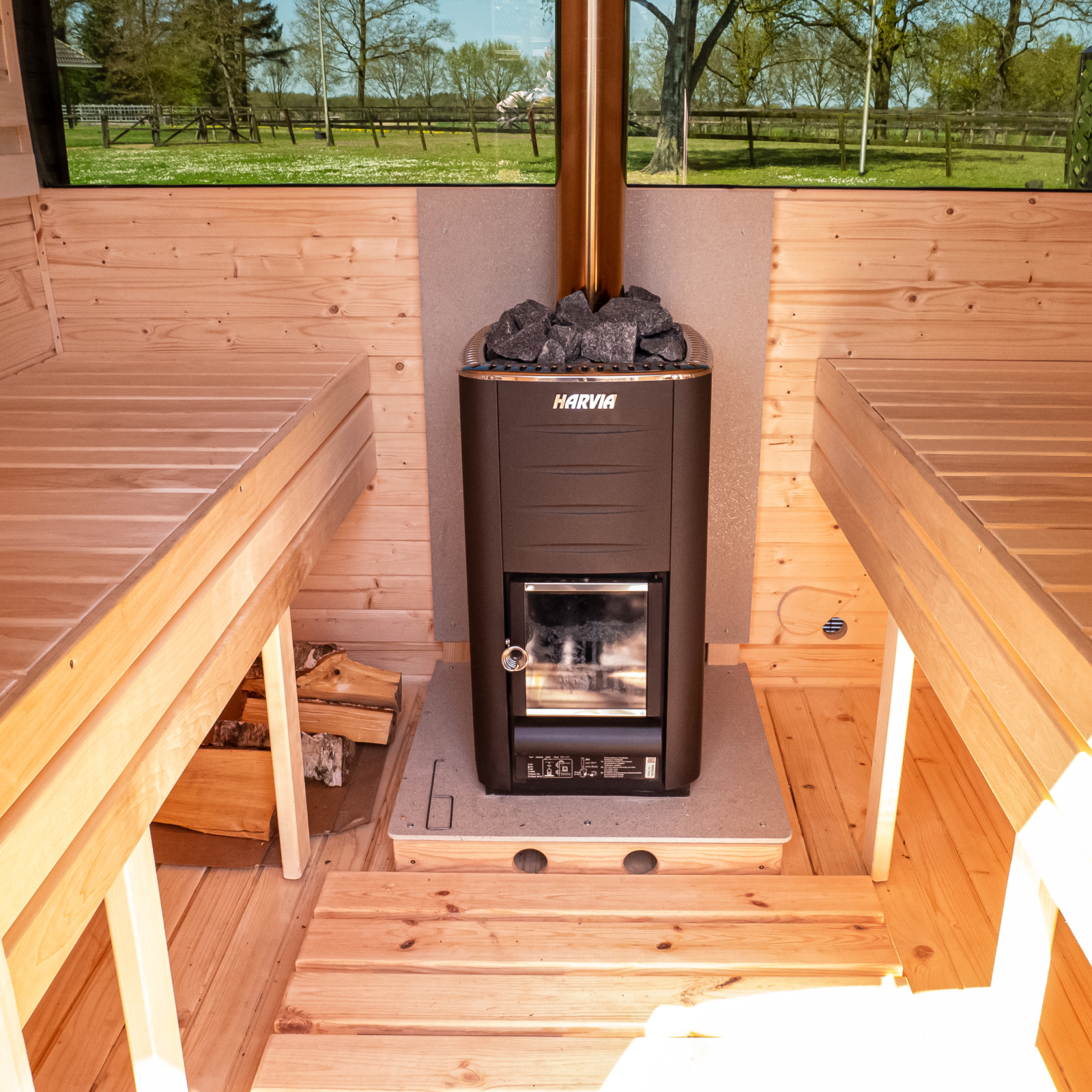 Sauna cabine met een Harvia M3 kachel en zitbankjes