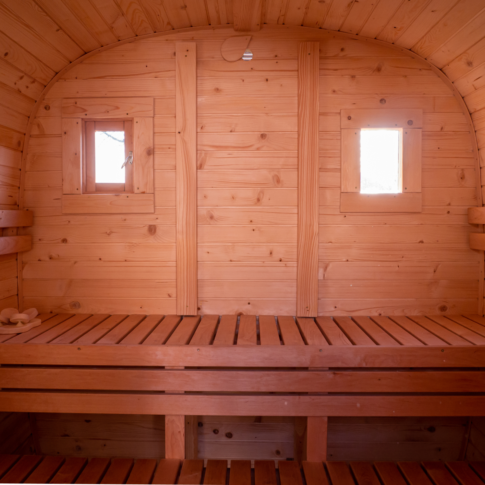 Sauna cabine met bankjes en ramen