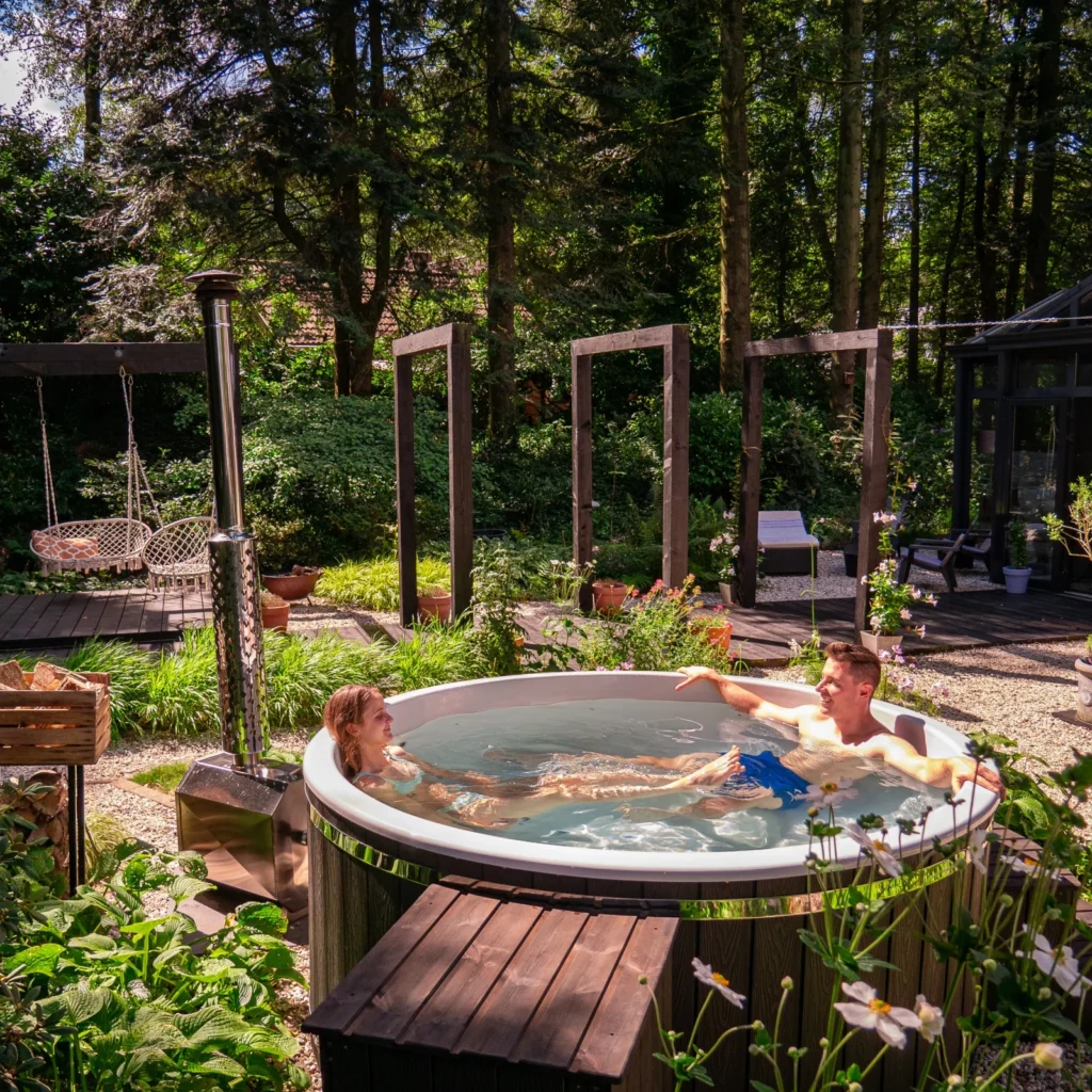 Hoe stel je een perfecte hottub samen? | Hybride houtgestookt hottub XXL extern intern kachel qrest 4 Houtgestookte hottub in het bos