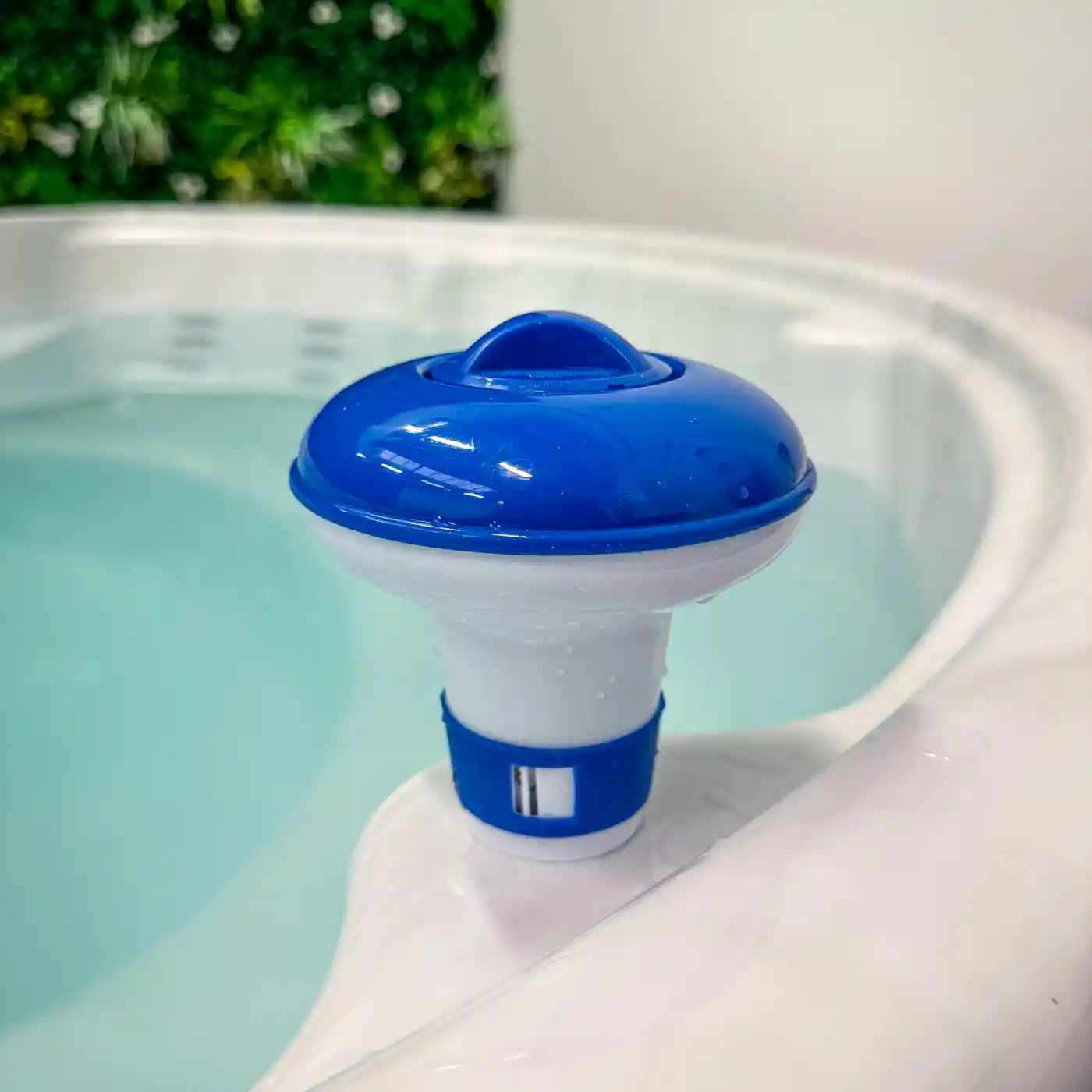 Blauwe chloordrijver in hottub voor wateronderhoud