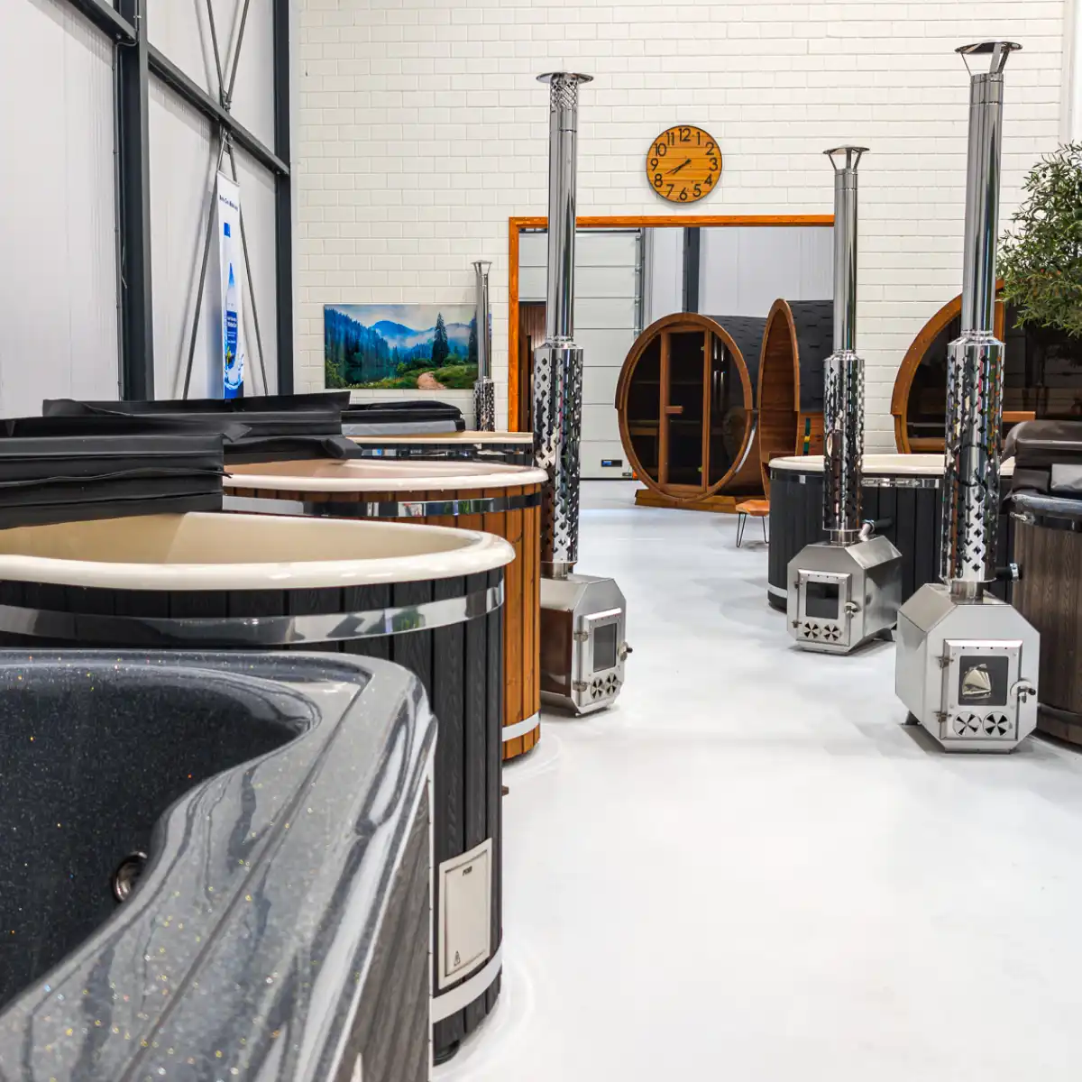 Voorraad modellen hottubs en buitensauna's van Qrest showroom
