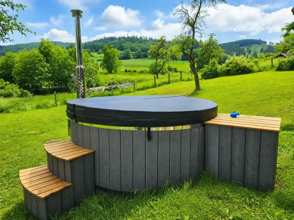 Couvercle de hot tub : fonction et importance pour votre bien-être | hottub webp 100kb couvercle de spa pour une conservation maximale de la chaleur et des économies d'énergie