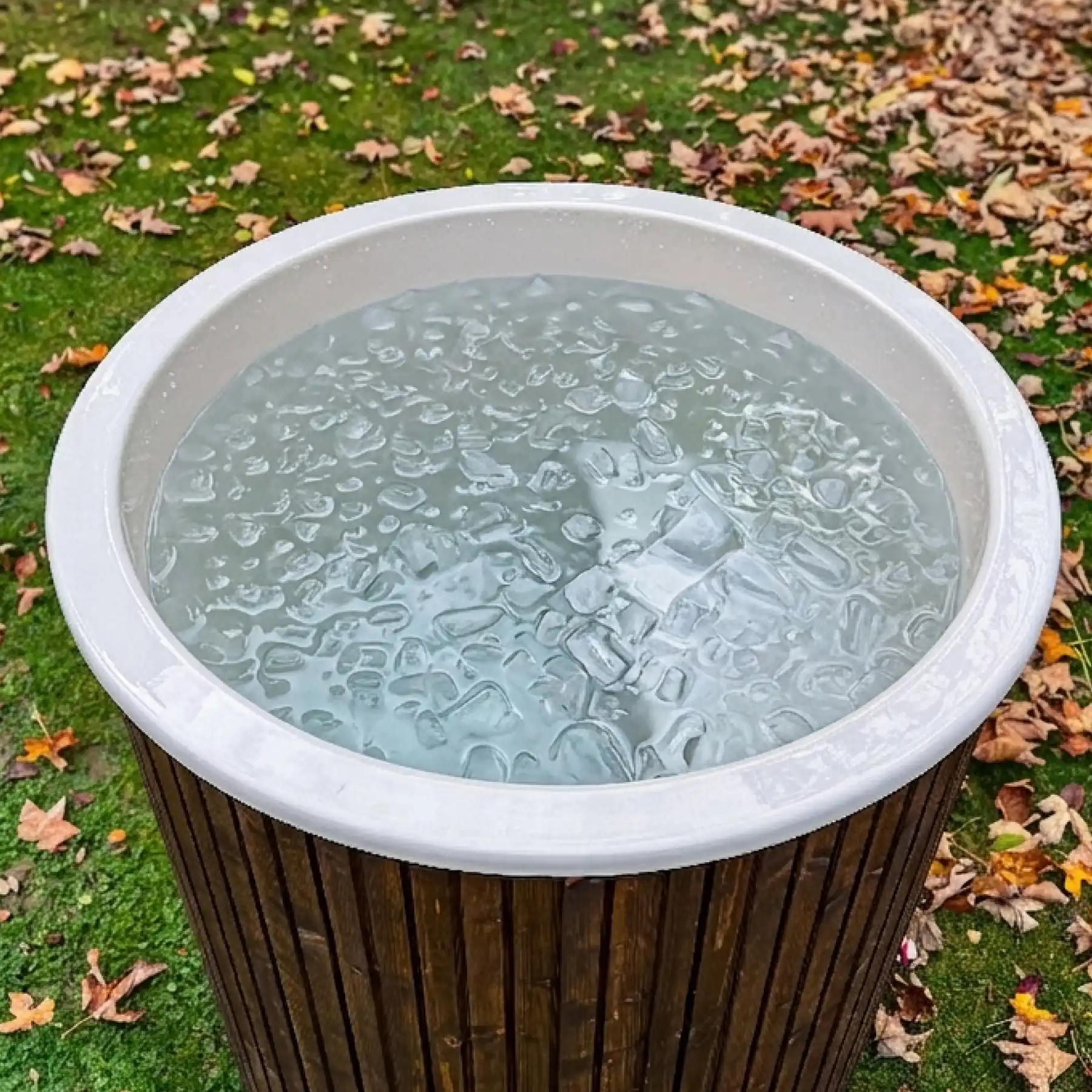 Icetub_dompelbad_met_koud_ice Ice tub dompelbad met koud ice in de tuin