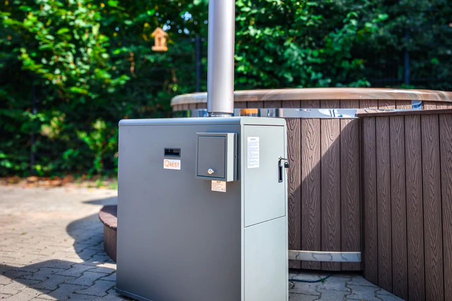 Biodieselkachel met wifi-bediening naast een hottub