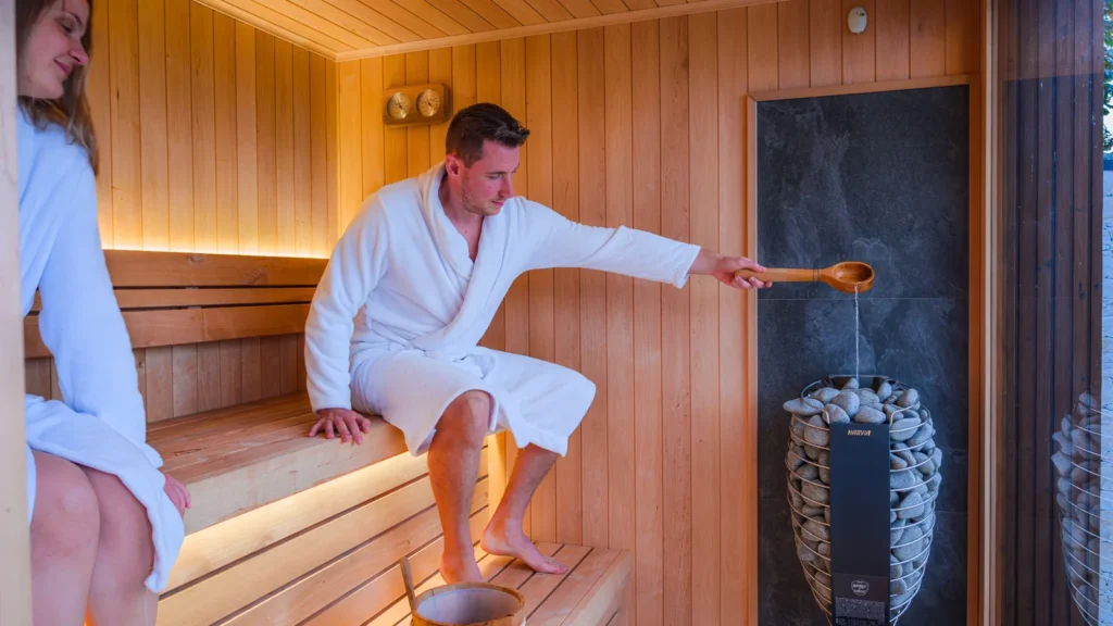Opgieten in een buitensauna met elektrische Harvia-kachel