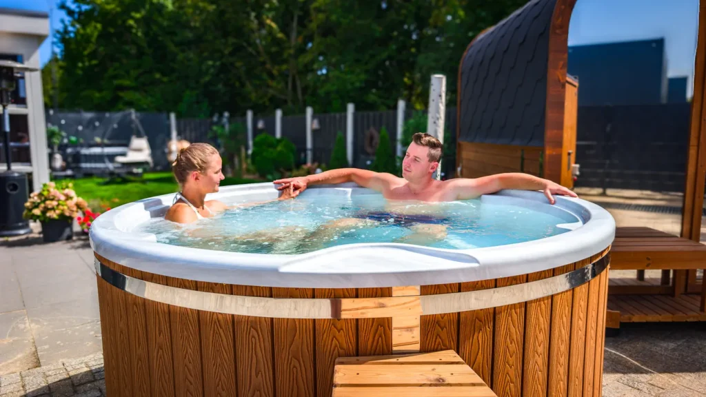 Houtgestookte hottub met acrylkuip en luxe opties in de tuin