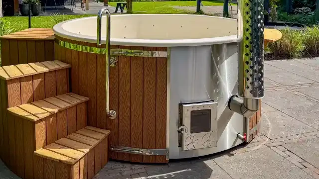 Hot tub avec poêle à bois interne en inox 316 et conduit de cheminée sur le côté du bain