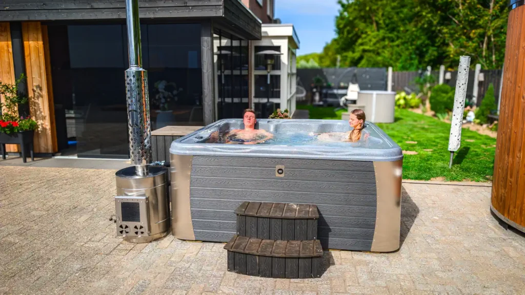 Houtgestookte jacuzzi met luxe opties en trap op een terras