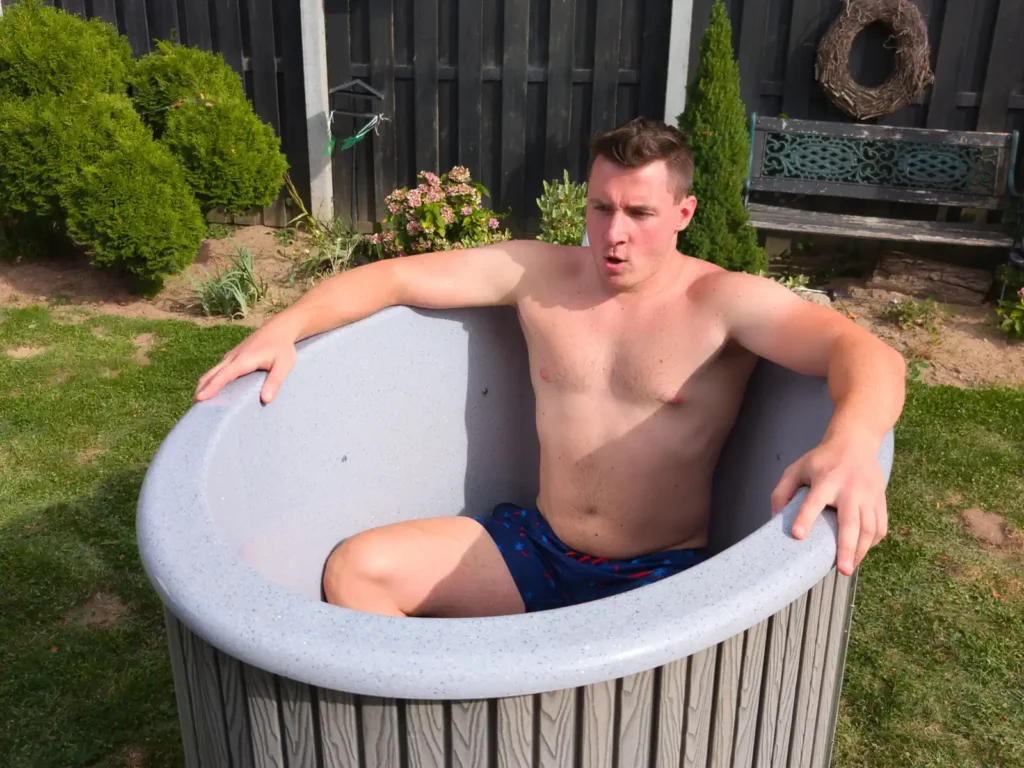 Koud dompelen in het Ice Tub dompelbad in de tuin